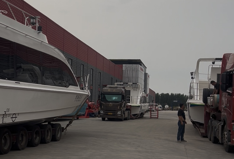 Пасажырскія судны ўнутранага плавання Lawada®: адно 21,8-метровае аднакорпуснае пасажырскае судна і два 17,8-метровае аднакорпуснае пасажырскае судна